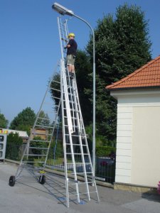 Samostatně stojící výsuvný montážní žebřík JUST Typ 62 - hliníkový